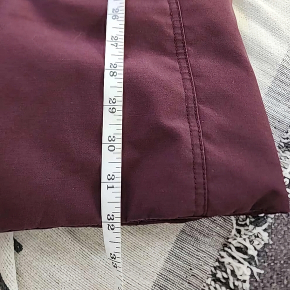 Uniqlo winter coat,size XS, burgundy color 🦭 - Picture 7 of 8